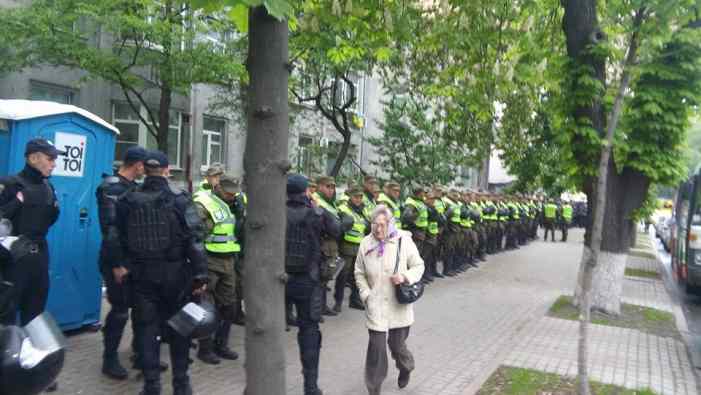 В Киеве жестко избили нацистов, пытавшихся сорвать акцию «Бессмертный полк» 