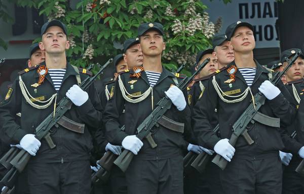 В столице Крыма прошел первый военный парад с момента распада СССР 