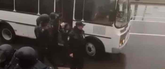 В трех городах России задержали сторонников Ходорковского, выступающих против Путина В трех городах России задержали сторонников Ходорковского, выступающих против Путина