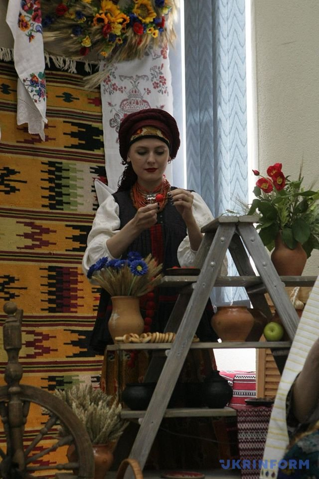 Иностранным журналистам в Киеве показали девушек в вышиванках и угостили пирожками под песни Джамалы 