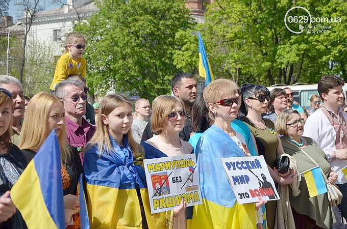 В Мариуполе на митинг против «рашизма» вышли украинские боевики со свастиками 