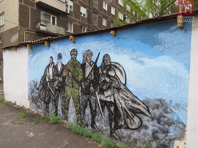 В Мариуполе восстановили закрашенное горожанами нацистское граффити от «Азова» В Мариуполе восстановили закрашенное горожанами нацистское граффити от «Азова»