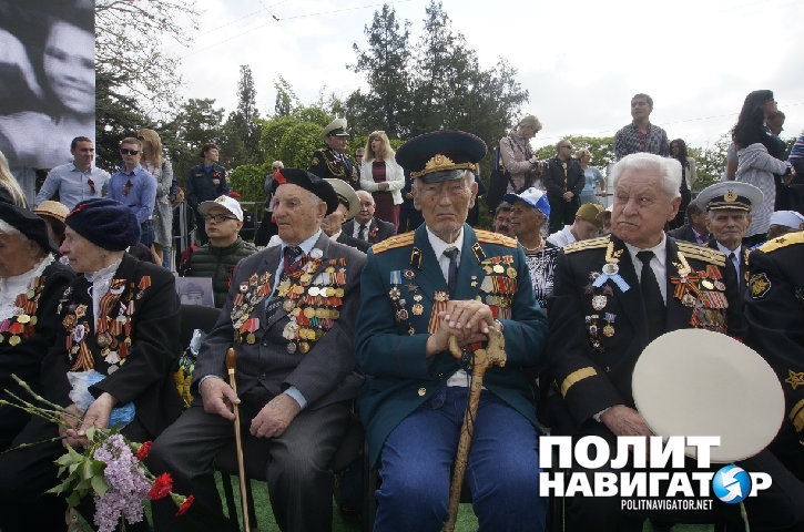 Парад в Севастополе: Рядом с портретами ветеранов Великой Отечественной появились фото героев Новороссии 