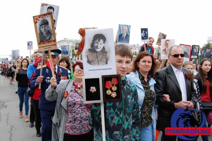 «Бессмертный полк» в Луганске собрал 40 тысяч участников, включая людей с «украинской» стороны 