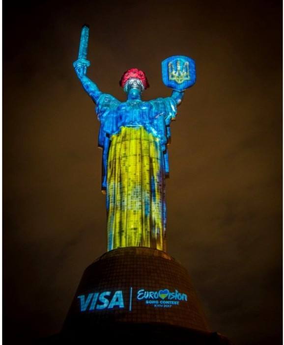 Власти Украины отдали монумент Родина-Мать под рекламу американской платежной системы 