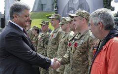 Порошенко рассказал о разнице между российскими и украинскими военными