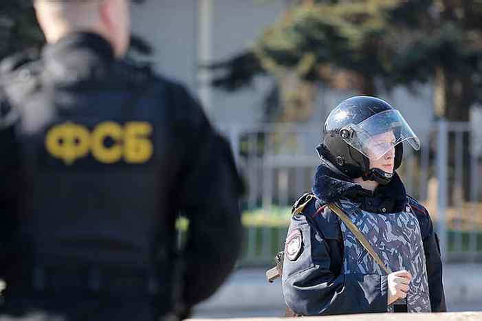 Российские силовики проводят обыски у меджлисовцев в Крыму 