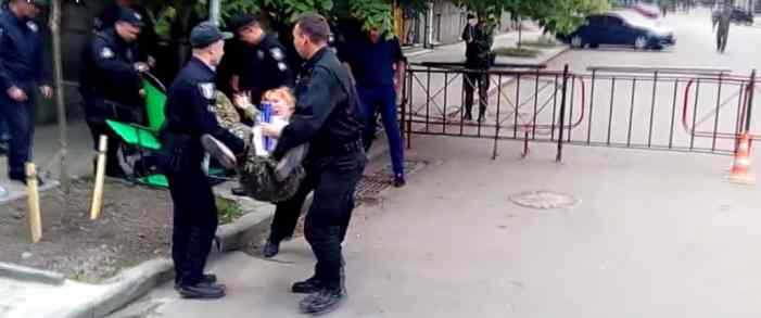 Под окнами Порошенко полиция погрузила в автозак митинговавших матерей атошников 