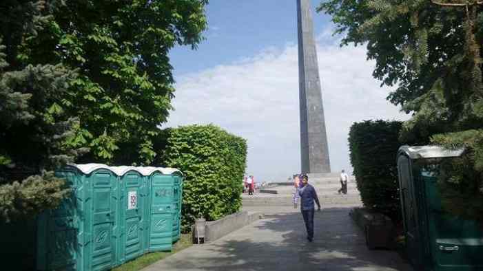 Кличко установил биотуалеты рядом с могилами героев Великой Отечественной 