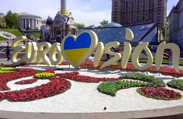 Культурные киевляне вытоптали и разрушили клумбу с символикой «Евровидения» на Майдане 