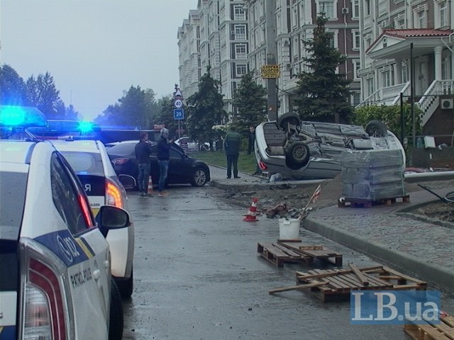 В Киеве BMW 5-series с пьяным водителем перевернулся на ходу и врезался в столб 