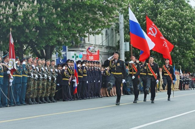 В столице Крыма прошел первый военный парад с момента распада СССР 