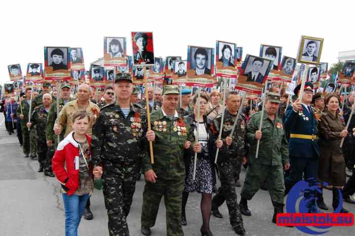 «Бессмертный полк» в Луганске собрал 40 тысяч участников, включая людей с «украинской» стороны 