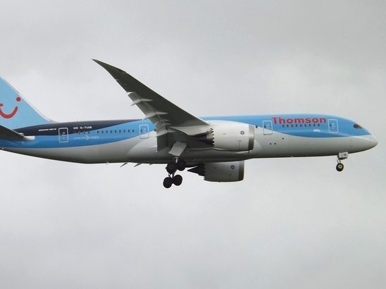 Загадочный инцидент на борту британского самолета: стюардессы потеряли сознание