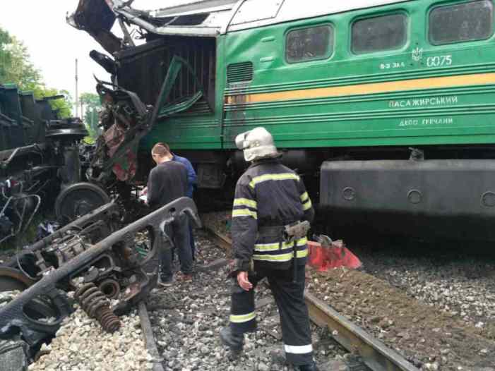 В Хмельницкой области столкнулись и перевернулись поезд со щебнем и поезд с людьми, есть жертвы 