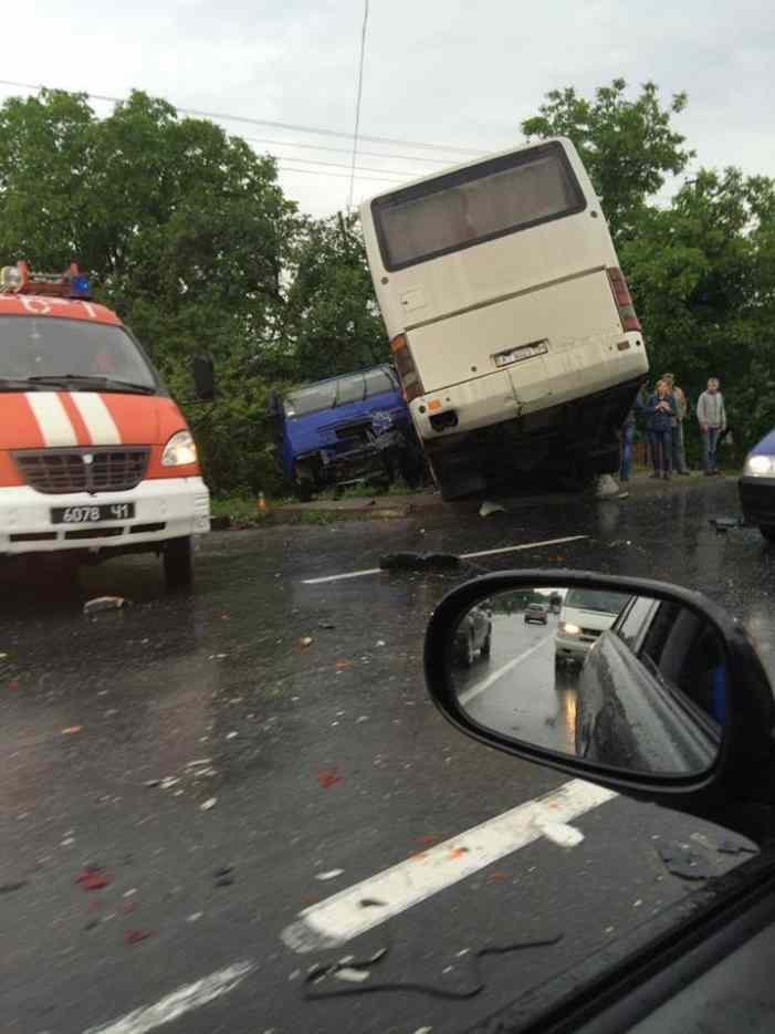 Очередное кровавое ДТП на Галичине: пассажирский автобус врезался в бензовоз и столкнулся с легковушками 