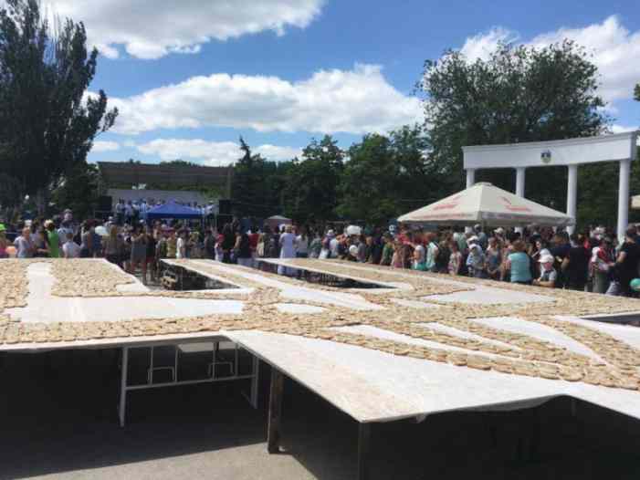 Тухлый рекорд: бутербродами из сала, из которых выложили гигантский герб Украины, массово отравились люди 