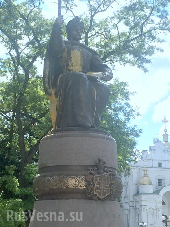 В Полтаве облили краской памятник Мазепе (ФОТО, ВИДЕО)