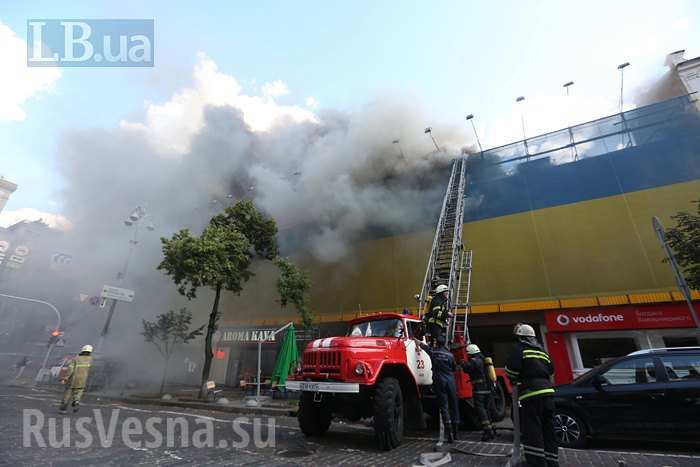 Знаки: В центре Киева загорелся дом, накрытый гигантским флагом Украины (ФОТО, ВИДЕО)