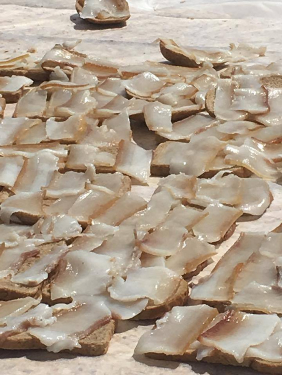 В Херсонской области выложили гигантский трезуб из сала, весом 200 кг 