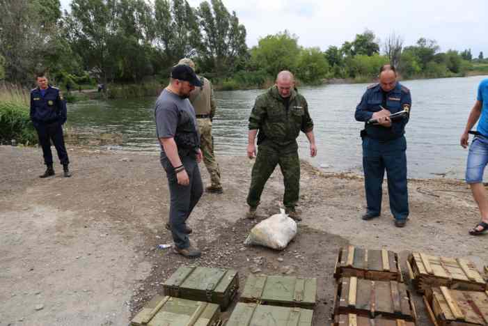 В Алчевске нашли в пруду схрон с оружием и боеприпасами, сейчас ищут его владельца 