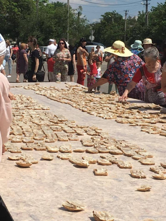 В Херсонской области выложили гигантский трезуб из сала, весом 200 кг 