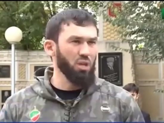 СМИ: в Дагестане закидали камнями спикера парламента Чечни