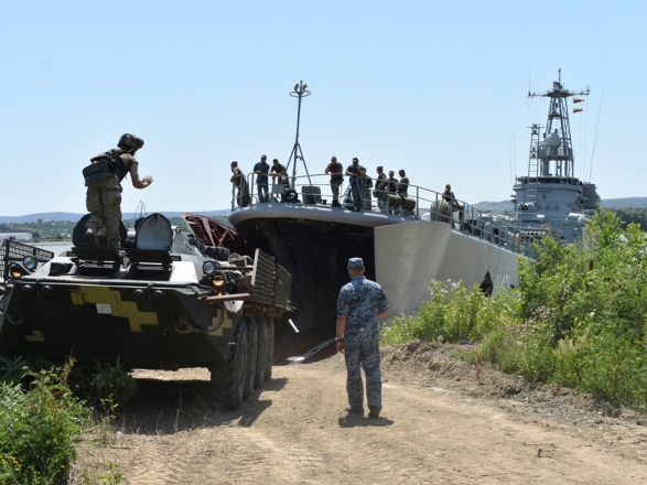 Украинские десантники впервые вышли в Черное море вместе с бронетехникой 