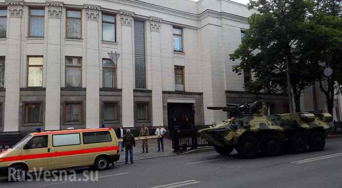 К Верховной раде подогнали бронетехнику (ФОТО)