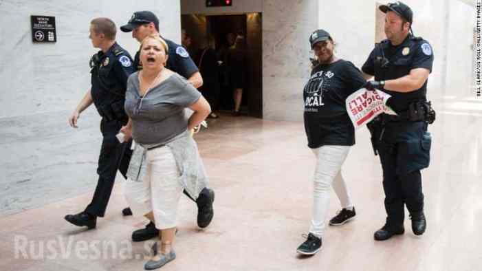 В США сотни протестующих ворвались в здание Конгресса (ФОТО)