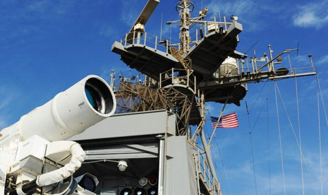 США провели первое в мире испытание лазерного оружия, которое стреляет со скоростью света 