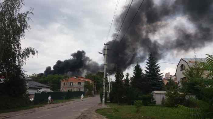 Во Львове загорелся завод — густой черный дым виден в разных районах города 