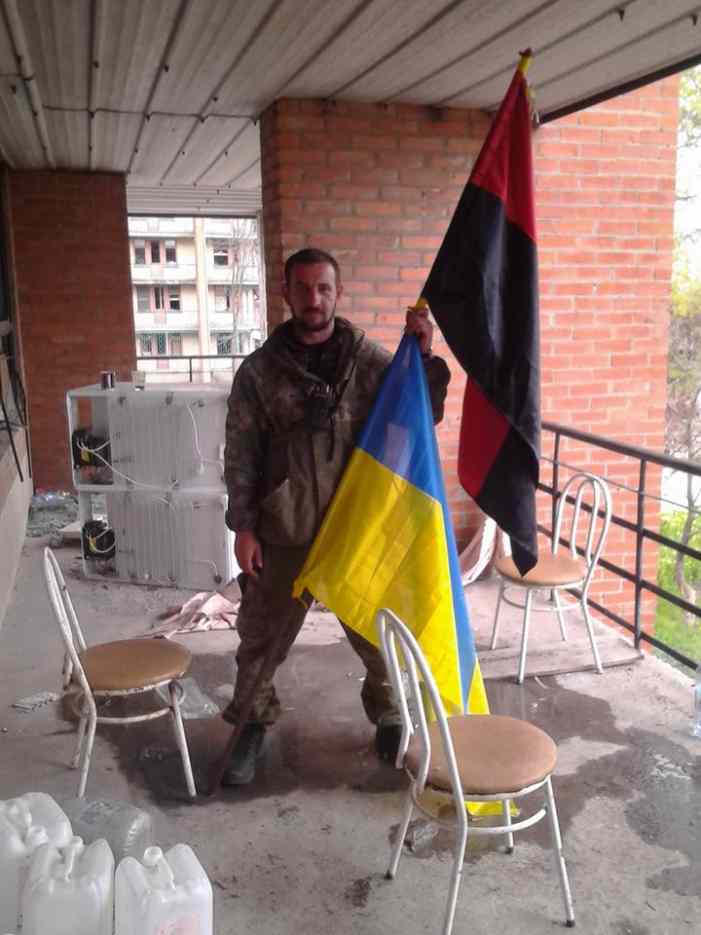 Боевик АТО напал в Киеве на детей, крутивших Fuck флагу УПА Боевик АТО напал в Киеве на детей, крутивших Fuck флагу УПА