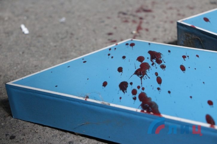 Место взрыва в Луганске залито кровью 