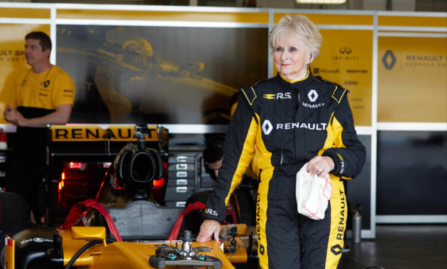 Renault посадила за руль болида Формулы-1 79-летнюю женщину
