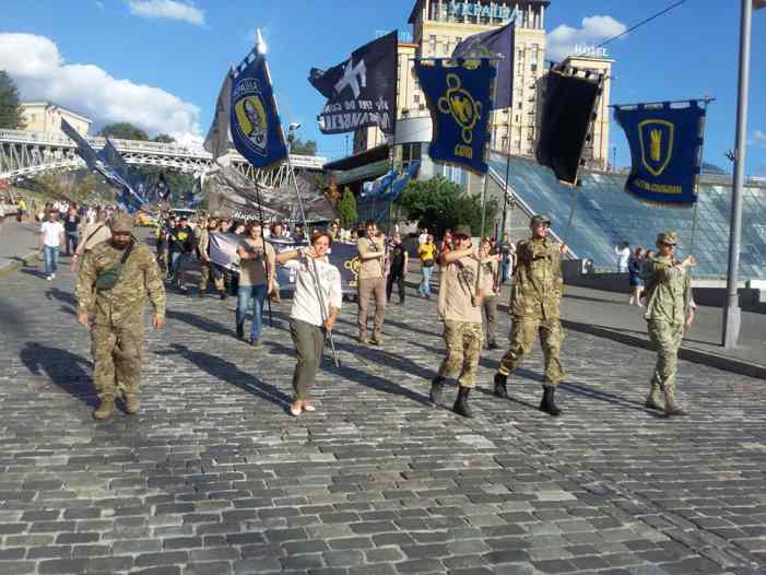 Боевики Тягнибока устроили в центре Киева шествие в камуфляже в честь погибшего на Донбассе «побратима» Боевики Тягнибока устроили в центре Киева шествие в камуфляже в честь погибшего на Донбассе «побратима»