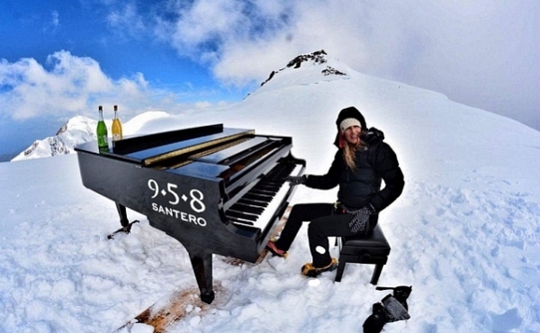 Пианистка дала концерт на вершине Альп
