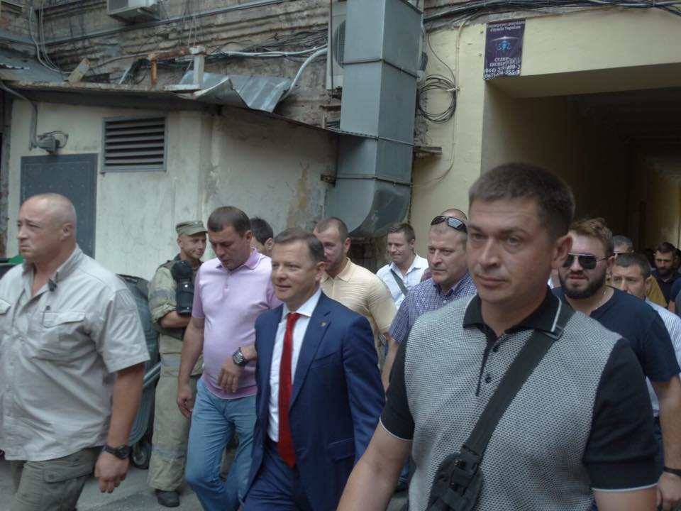В центре Киева депутат Ляшко бросался клеткой с петухом 