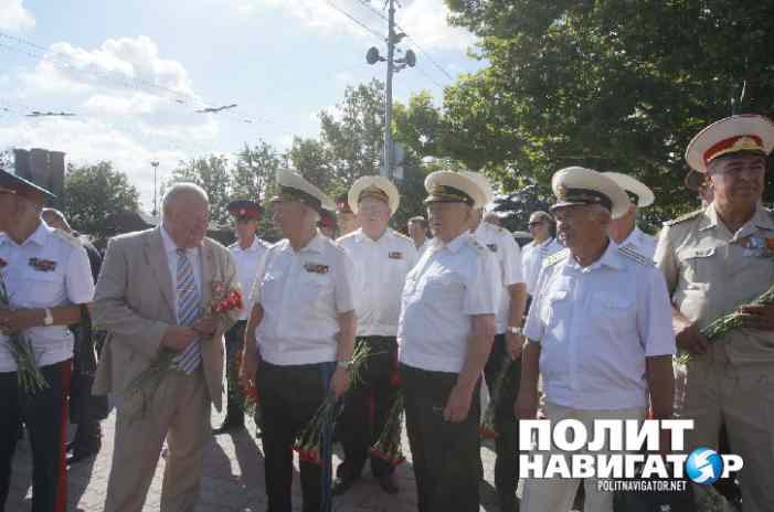 Спецназ морской пехоты захватил террористов на глазах зрителей парада в Севастополе 