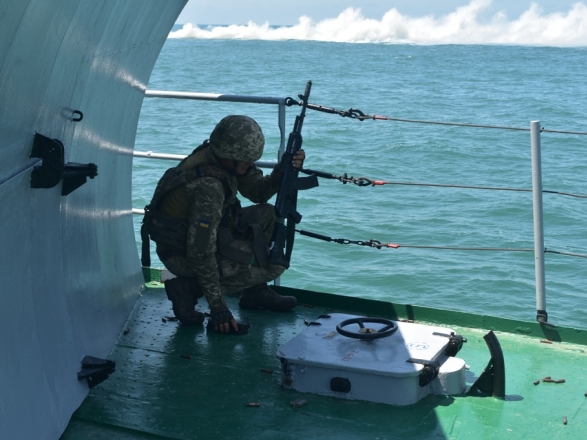 Украинские десантники впервые вышли в Черное море вместе с бронетехникой 