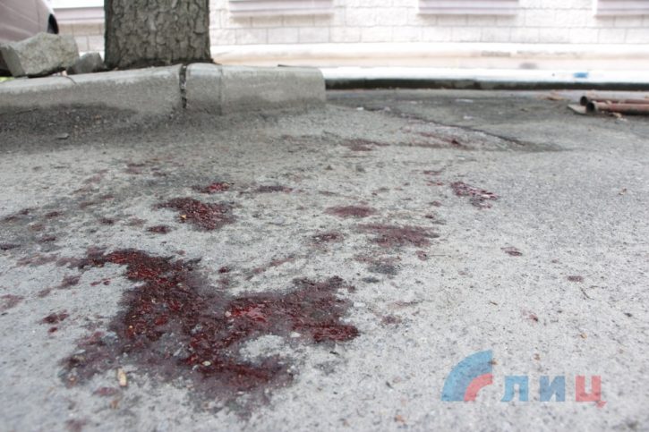 Место взрыва в Луганске залито кровью 