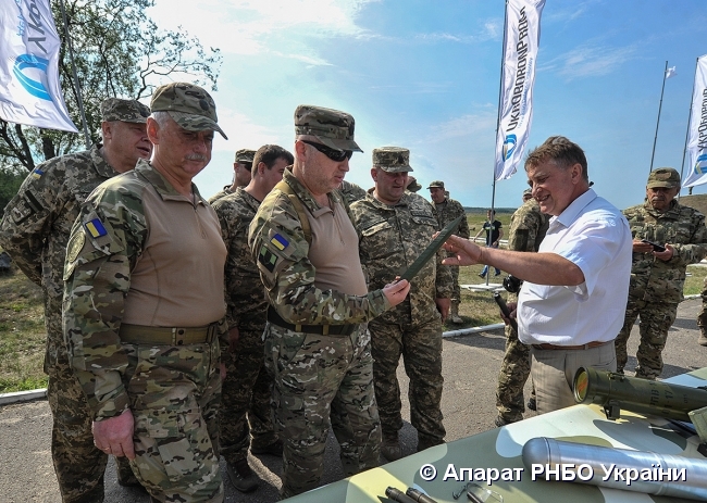 Турчинову показали новейшее украинское оружие, которое способно одним своим видом напугать врага 