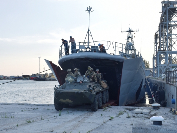 Украинские десантники впервые вышли в Черное море вместе с бронетехникой 