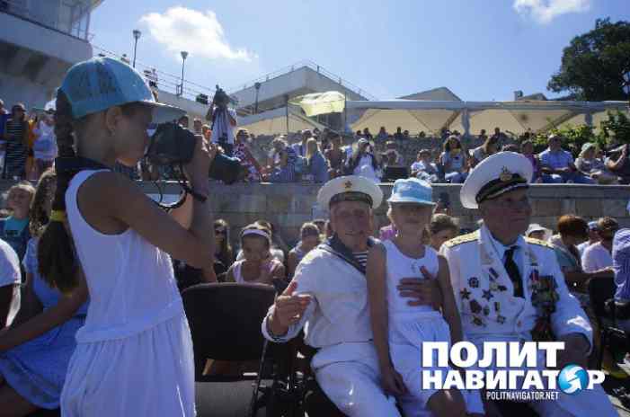 Спецназ морской пехоты захватил террористов на глазах зрителей парада в Севастополе 