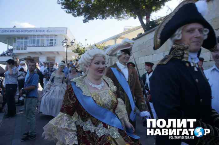 Спецназ морской пехоты захватил террористов на глазах зрителей парада в Севастополе 