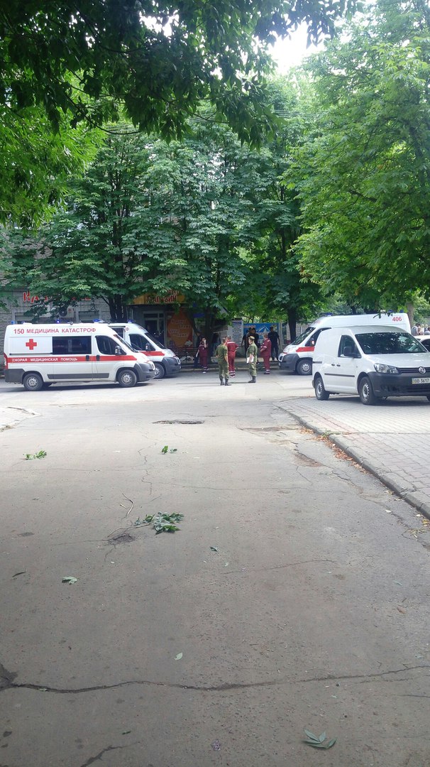 Теракт в Луганске: Взрывное устройство сработало в центре города 