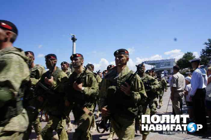 Спецназ морской пехоты захватил террористов на глазах зрителей парада в Севастополе 