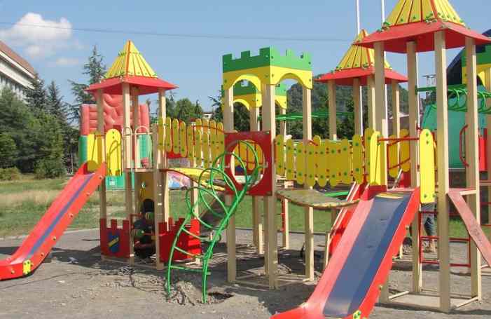 В поселке на Житомирщине праздник — американцы подарили детскую площадку 