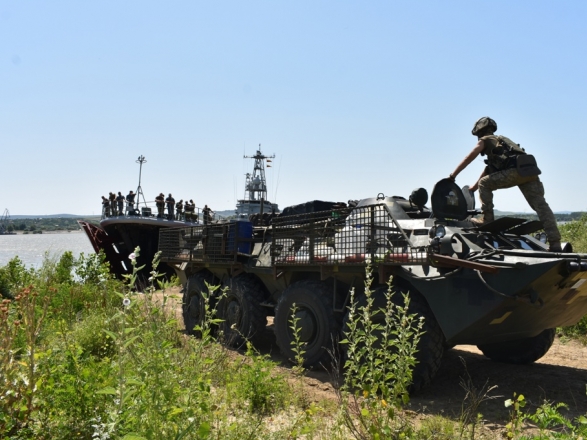 Украинские десантники впервые вышли в Черное море вместе с бронетехникой 