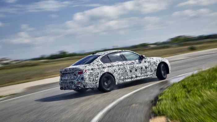 BMW готовится к дебюту культового седана M5 F90